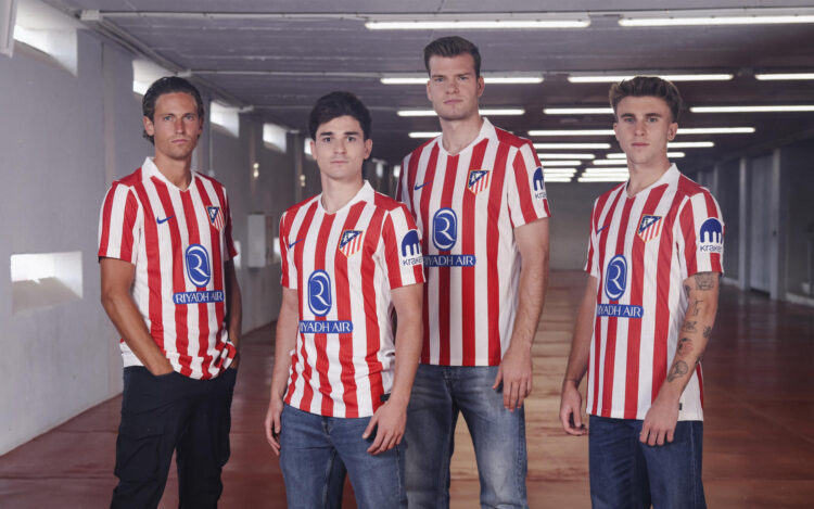 El Atlético de Madrid lanzó su nueva primera equipación para el Mundial de Clubes y la próxima temporada siguiendo el patrón más clásico de su historia, según destacó el club, con un diseño con cinco rayas rojas y cuatro blancas. EFE/Atlético de Madrid