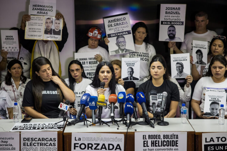 Sairam Rivas, pareja del exconcejal Jesús Armas, habla durante una rueda de prensa en Caracas (Venezuela), en una fotografía de archivo. EFE/ Miguel Gutiérrez