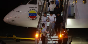 Un avión procedente de Estados Unidos aterriza en Venezuela con 203 repatriados