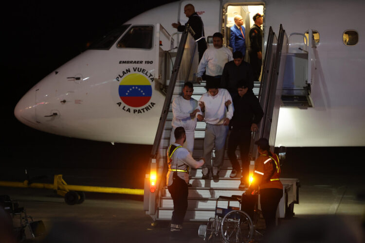 Fotografía de archivo de ciudadanos venezolanos descienden de un avión tras ser deportados desde Estados Unidos. EFE/ Miguel Gutiérrez