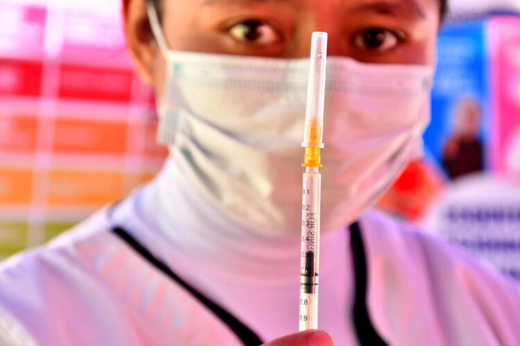 Una persona alista una jeringa con una dosis de vacuna contra el sarampión en Bolivia. EFE/Jorge Ábrego