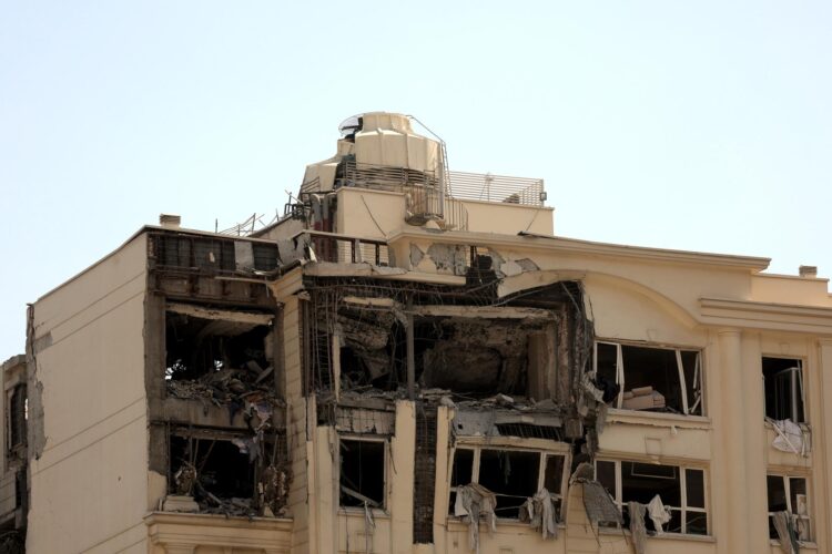Un edificio dañado por ataques aéreos israelíes, al norte de Teherán, Irán, el 13 de junio de 2025. Israel lanzó ataques contra Irán y su capital, Teherán, la madrugada del 13 de junio, causando la muerte de importantes figuras militares, entre ellas el Jefe del Estado Mayor de las Fuerzas Armadas, Mohammad Bagheri, y el Comandante en Jefe del Cuerpo de la Guardia Revolucionaria Islámica (CGRI), Hossein Salami, según confirmaron ambos países. Los ataques formaron parte de la Operación León Ascendente, declaró el primer ministro israelí, Netanyahu, y añadió que el programa nuclear iraní representa una amenaza para la supervivencia misma de Israel. (Teherán) EFE/EPA/ABEDIN TAHERKENAREH
