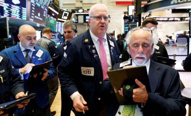 Corredores trabajan en la Bolsa de Nueva York. EFE/Justin Lane