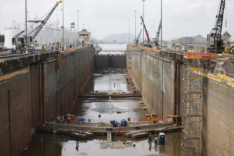 Fotografía de archivo de personas que trabajan en labores de reacondicionamiento y mantenimiento preventivo en cámara seca en las esclusas de Pedro Miguel del Canal de Panamá (Panamá). EFE/Bienvenido Velasco