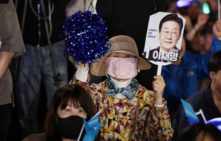 Seúl, 03/06/2025.- Seguidores de Lee Jae-Myung, del Partido Democrático, celebran los resultados de los sondeos que apuntan a la victoria de líder en las elecciones presidenciales celebradas en Corea del Sur. EFE/EPA/ANDRES MARTINEZ CASARES