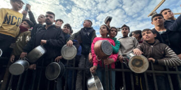 Mueren al menos 58 gazatíes cerca de centros de ayuda humanitaria desde este domingo
