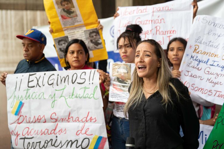 Fotografía del 2 de julio de 2024 que muestra a la esposa del periodista Carlos Julio Rojas, Francis Fernández, en una protesta para exigir la libertad de su familiar detenido, en Caracas (Venezuela). EFE/ Ronald Peña