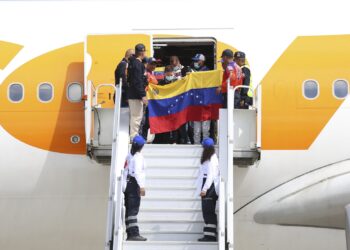 Migrantes venezolanos enfrentan deportaciones en medio de nueva crisis económica en el país