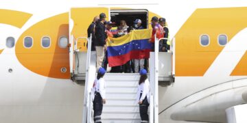 Migrantes venezolanos enfrentan deportaciones en medio de nueva crisis económica en el país