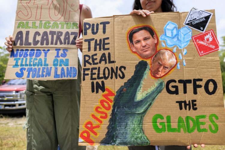 Activistas asisten a la protesta 'Stop Alligator Alcatraz' frente a la entrada del Aeropuerto de Entrenamiento y Transición Dade-Collier en Ochopee, Florida. EFE/EPA/CRISTOBAL HERRERA-ULASHKEVICH