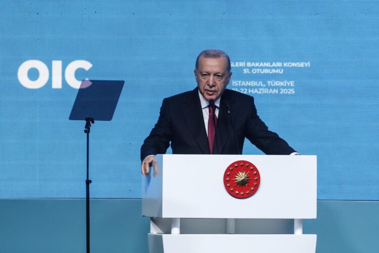 El presidente turco, Recep Tayyip Erdogan, habla durante la 51ª Sesión del Consejo de Ministros de Asuntos Exteriores de la Organización de Cooperación Islámica (OCI) en Estambul, Turquía, 21 de junio de 2025. 
EFE/EPA/ERDEM SAHIN