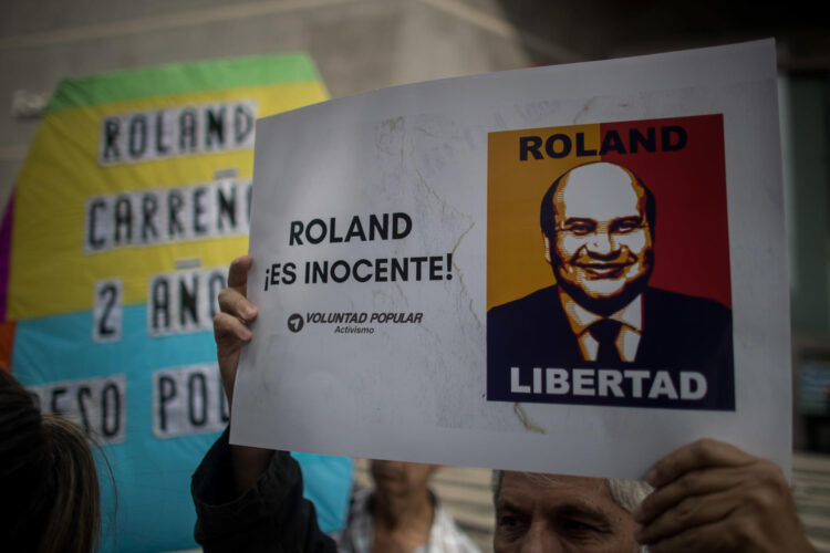 Fotografía de archivo de una persona que levanta un cartel en apoyo al periodista Roland Carreño durante una manifestación, en Caracas (Venezuela). EFE/ Miguel Gutiérrez