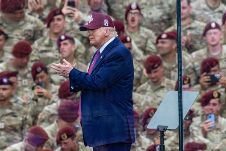 El presidente de Estados Unidos, Donald Trump, habla en Fort Bragg para celebrar el 250 aniversario del Ejército de Estados Unidos en Pike Field en Fort Bragg, Carolina del Norte, Estados Unidos, el 10 de junio de 2025. EFE/EPA/Stan Gilliland