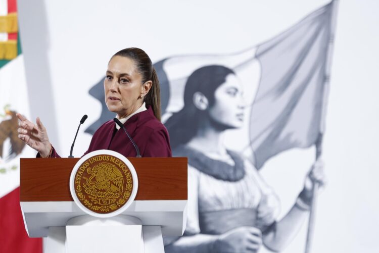 La presidenta de México Claudia Sheinbaum, habla en una rueda de prensa este martes, en el Palacio Nacional de la Ciudad de México (México). EFE/Sáshenka Gutiérrez