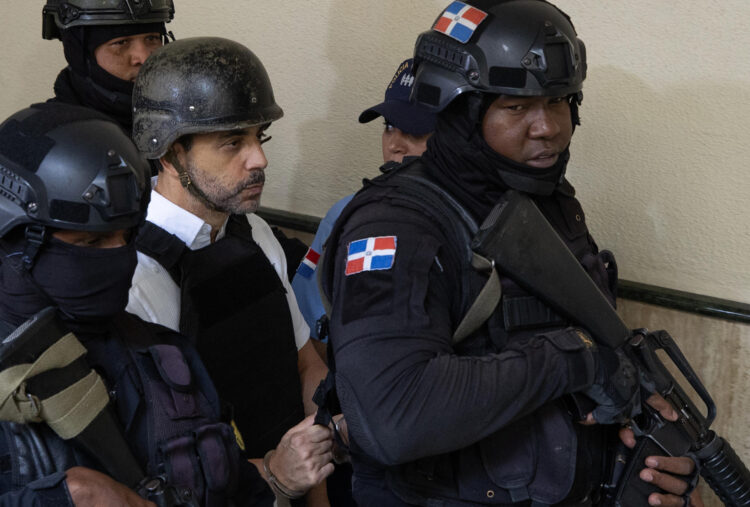 El empresario Antonio Espaillat (i), propietario de la discoteca Jet Set, cuyo techo se desplomó el pasado 8 de abril causando la muerte de 236 personas y heridas a más de 180, es trasladado a la audiencia en el Primer Tribunal Colegiado del Distrito Nacional, este domingo en Santo Domingo (República Dominicana). EFE/Orlando Barría