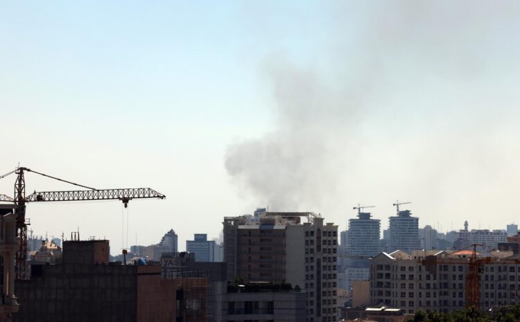 El humo se eleva después de un ataque aéreo israelí en el centro de Teherán, el 17 de junio de 2025. EFE/EPA/ABEDIN TAHERKENAREH