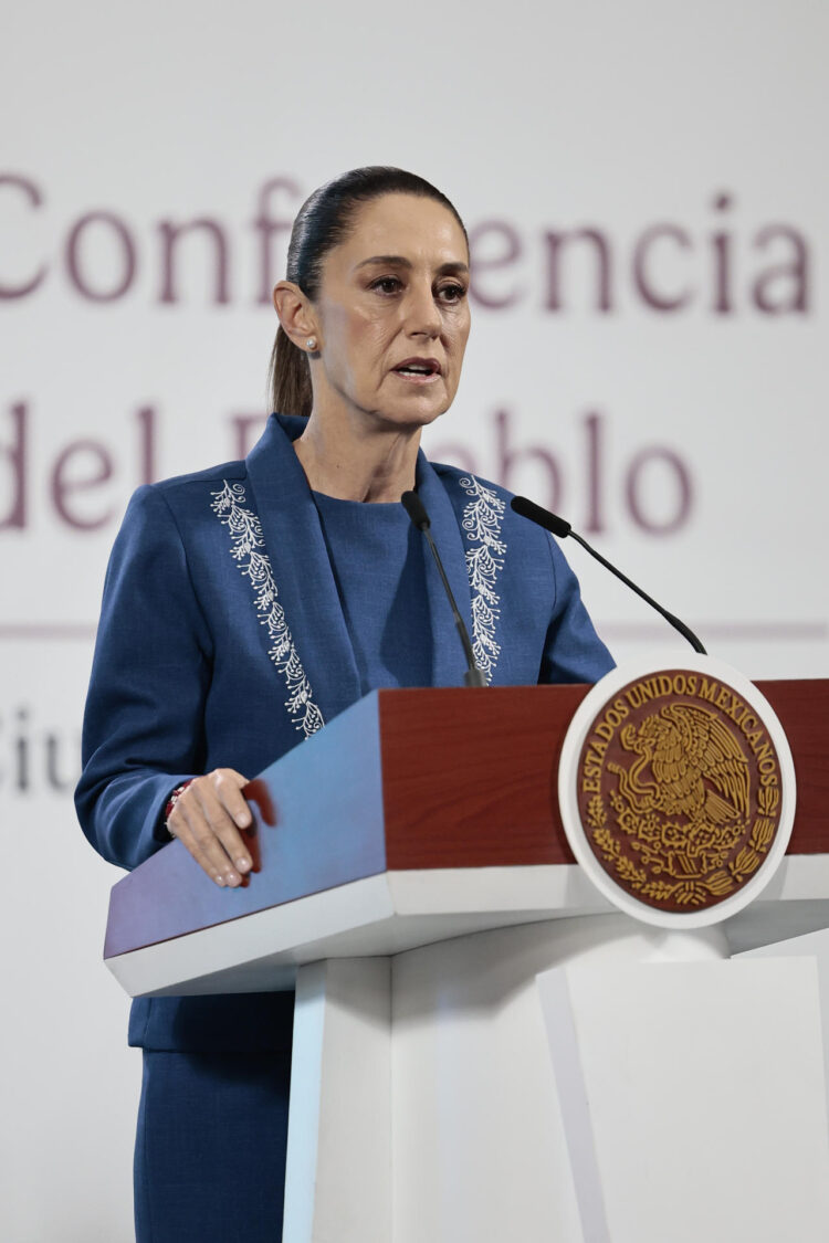 La presidenta de México, Claudia Sheinbaum, participa este jueves durante una rueda de prensa en Palacio Nacional de la Ciudad de México (México). EFE/ José Méndez