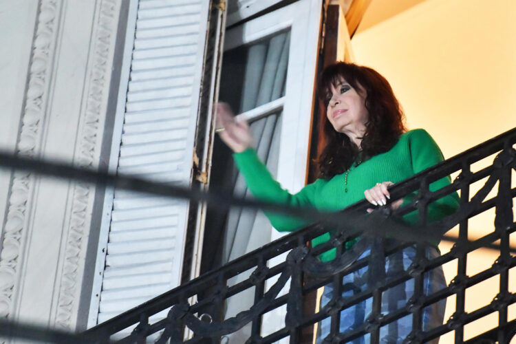 La expresidenta argentina Cristina Fernández reacciona desde el balcón de su casa en Buenos Aires, tras recibir la prisión domiciliaria. EFE/ Martín Quintana