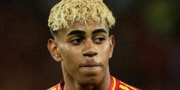 Lamine Yamal pone su firma a nuevos récords de la selección: el doblete y el penalti más joven