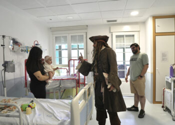 El actor Johnny Depp visita a pacientes del Hospital Niño Jesús vestido de Jack Sparrow