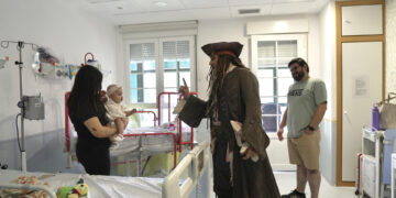 El actor Johnny Depp visita a pacientes del Hospital Niño Jesús vestido de Jack Sparrow