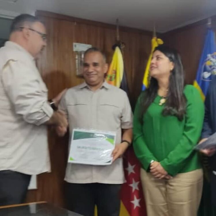 Imeru Hernández  recibe reconocimiento de Guardianes Ecológicos Trujillo