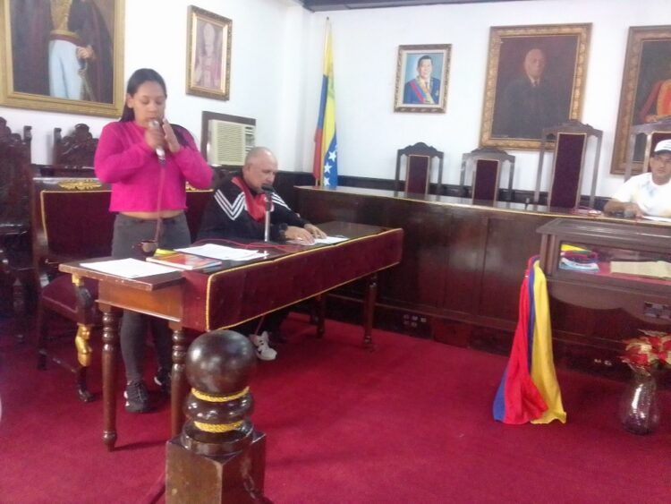 Presidente de la Comisión de finanzas expone relación de ingresos.