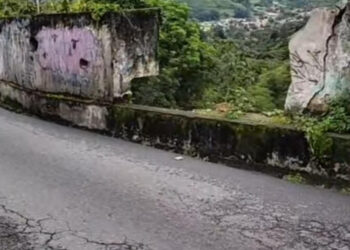 Parte del muro de una calle de Boconó cayó por las lluvias 