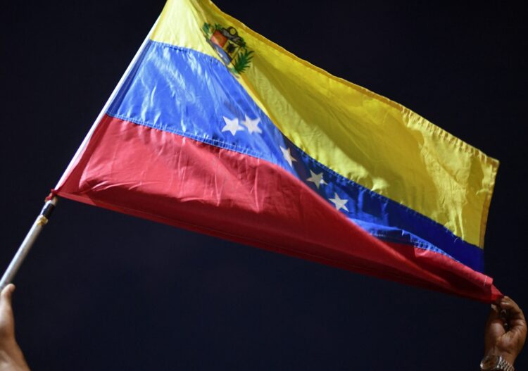 Quienes cuentan con doble nacionalidad —por ejemplo, cubana y española— podrían tener una alternativa. Foto: Yuri Cortez