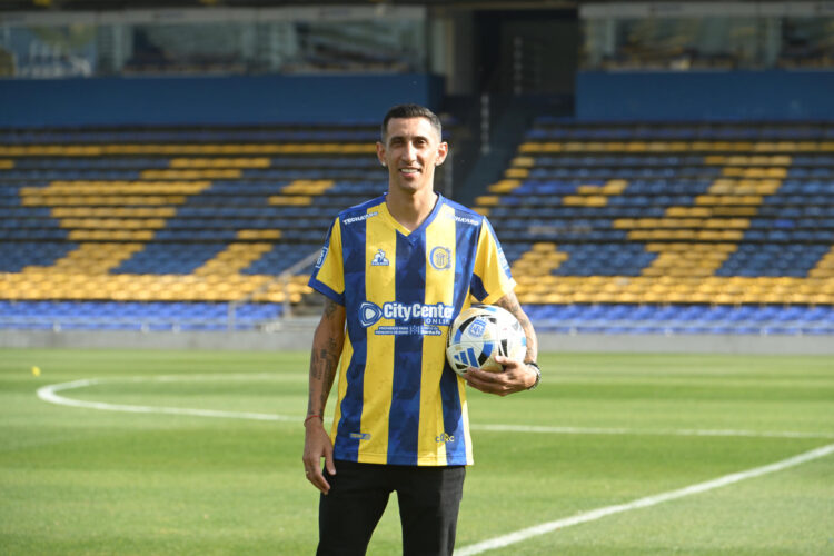 El delantero argentino Ángel Di María, posa durante la presentación como nuevo jugador del Rosario Central en el Estadio Gigante de Arroyito en Rosario (Argentina). EFE/Sebastián Granata