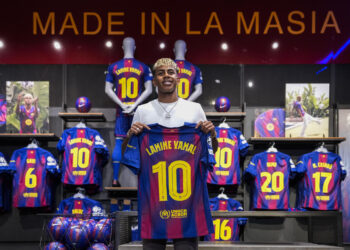 Lamine Yamal, el nuevo ’10’ del Barcelona que dispara las ventas en la tienda oficial