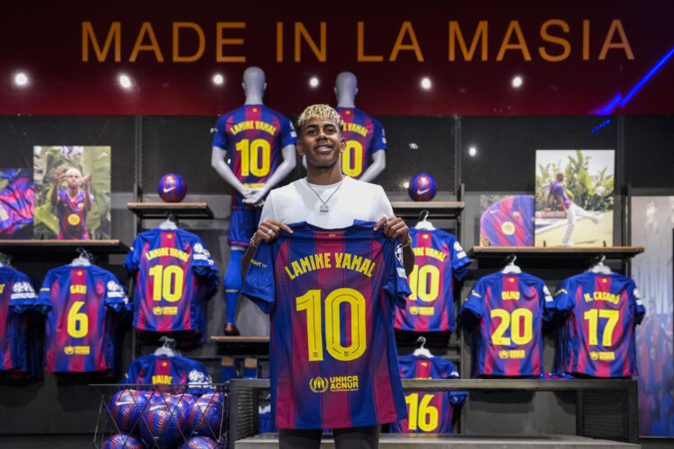 Lamine Yamal, delantero del Fútbol Club Barcelona, sostiene la camiseta con el dorsal '10' que lucirá a partir del próximo curso, un movimiento que ratifica al joven talento catalán como la estrella del equipo y lo incluye en una selecta lista de la que forman parte otros ídolos como Leo Messi, Romario o Ronaldinho. EFE/ Enric Fontcuberta