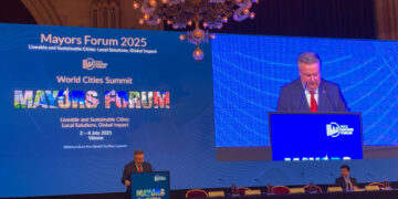 Alcaldes del mundo debaten el papel de la ciudad ante los retos medioambientales o de vivienda