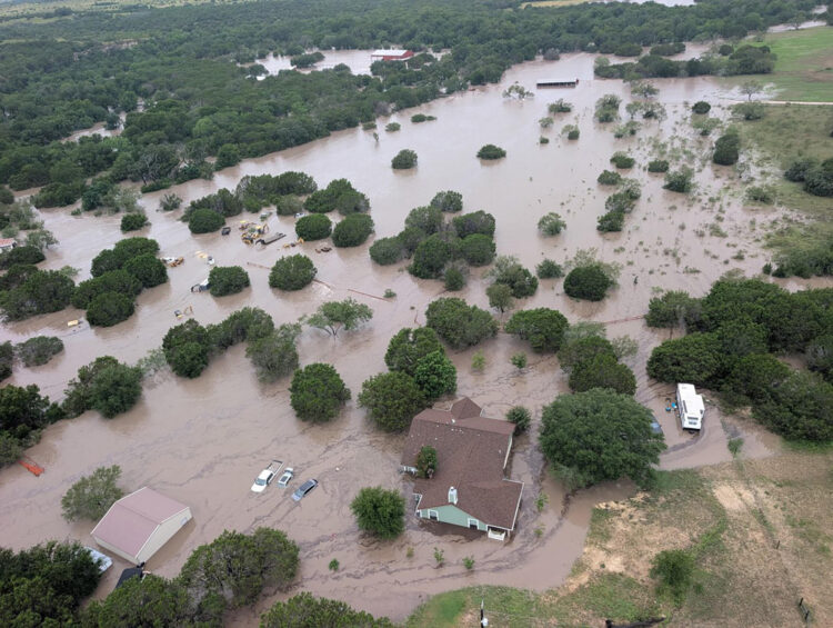 Fotografía cedida por la Guardia Costera de los Estados Unidos que muestra una inundación en el área de Kerrville, Texas (EE.UU.). EFE/Guardia Costera de los Estados Unidos