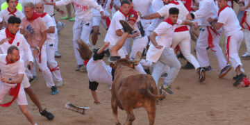 Un herido por asta de toro en un tercer encierro atropellado de los sanfermines