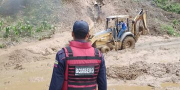 Funcionarios de seguridad y rescate en Boconó, héroes sin capa