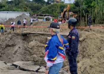 Bomberos supervisan vialidad afectada por las lluvias en Boconó 