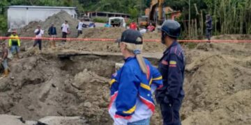 Bomberos supervisan vialidad afectada por las lluvias en Boconó 