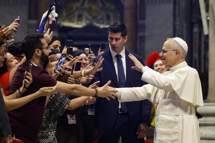 El Papa León XIV saluda a los fieles, incluidos cientos de influyentes ('influencers') católicos, al final de una misa celebrada por el cardenal Luis Antonio Tagle en la Basílica de San Pedro con motivo del Jubileo de la Juventud en la Ciudad del Vaticano, este martes 29 de julio de 2025. EFE/EPA/FABIO FRUSTACI