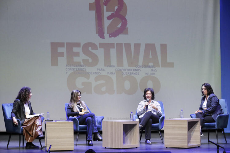 Desde la izquierda, la directora ejecutiva de Agencia Pública de Periodismo Investigativo y miembro del Consejo Rector de la Fundación Gabo, Natalia Viana; la editora general de Folha de Sao Paulo, PatrÍcia Campos Mello; la directora de CLIP, María Teresa Ronderos, y la profesora de la universidad de Columbia Anya Schiffrin, participan en la charla La verdad en los tiempos de la desinformación durante el Festival Gabo de Periodismo este sábado, en Bogotá (Colombia). EFE/Carlos Ortega