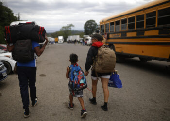 Los migrantes dan la vuelta: miles retornan desilusionados del “sueño americano”