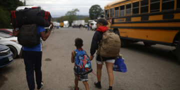 Los migrantes dan la vuelta: miles retornan desilusionados del “sueño americano”