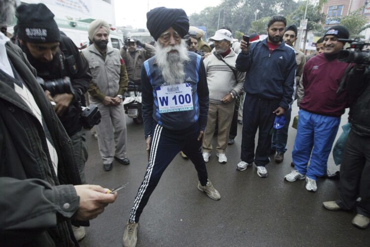 El corredor de maratones Fauja Singh (c) en una imagen de archivo. EFE/RAMINDER PAL SINGH