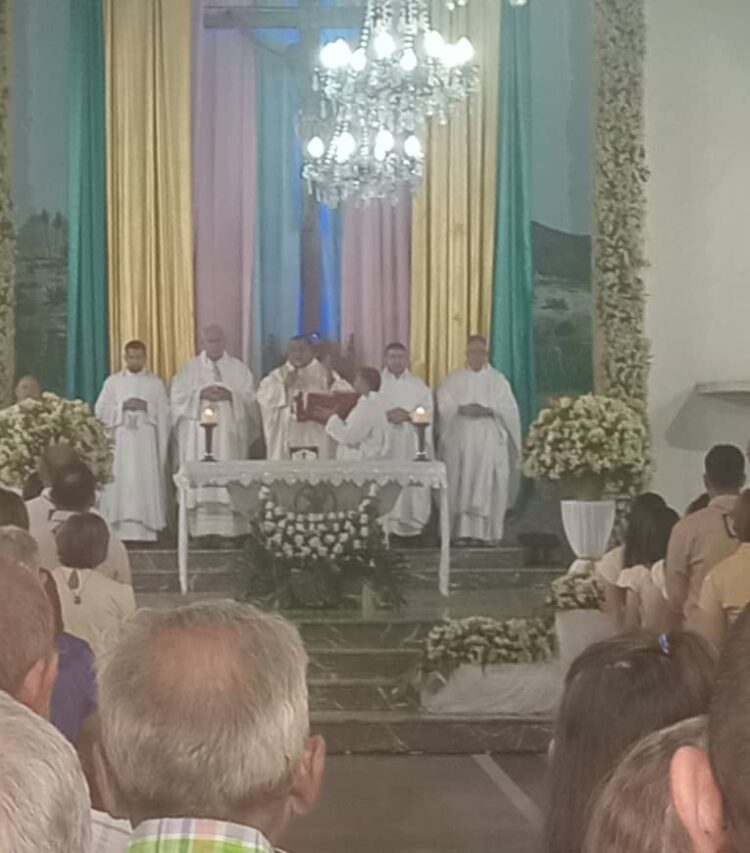 Los sacerdotes oficiantes elevando sus oraciones por la Virgen del Carmen.