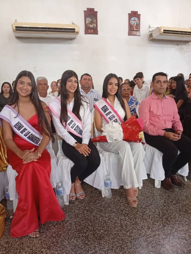 Las reinas de las ferias 53 en el templo de Sabana de Mendoza.