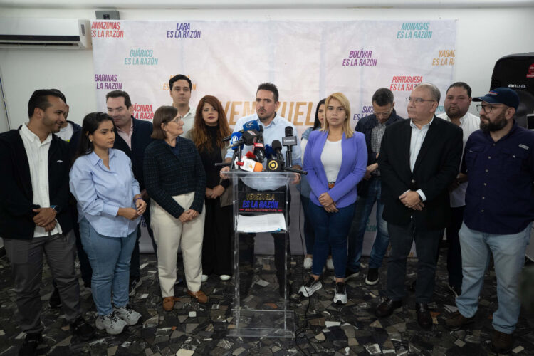 El diputado electo Stalin González (c) habla en una rueda de prensa del partido Un Nuevo Tiempo este martes, en Caracas (Venezuela). EFE/ Ronald Peña R
