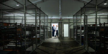 Alligator Alcatraz: llegan los primeros migrantes al polémico centro de detención en Florida