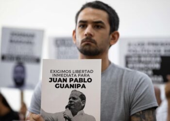 Hijo de Juan Pablo Guanipa niega saber paradero de su padre, preso hace 40 días