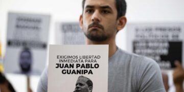 Hijo de Juan Pablo Guanipa niega saber paradero de su padre, preso hace 40 días