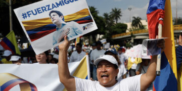 El senador Uribe Turbay lidera la intención de voto un mes después del atentado